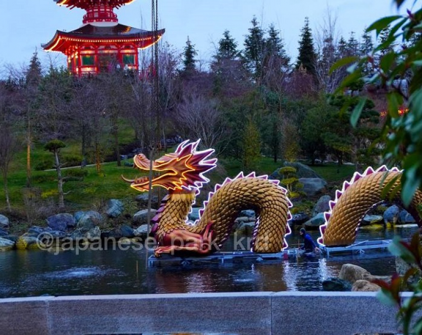 В Японском саду Краснодара возникли проблемы с установкой дракона
