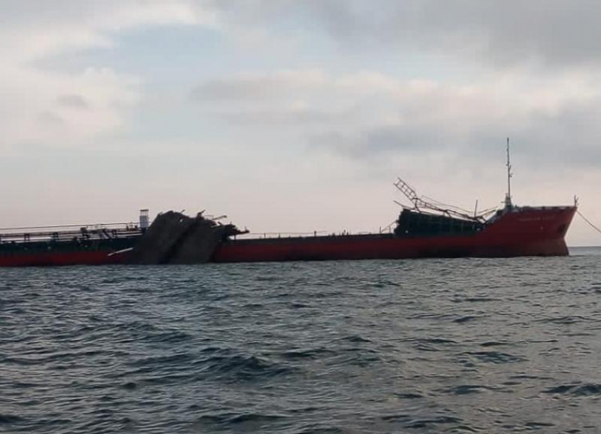 На танкере в Азовском море оборвалась поврежденная конструкция