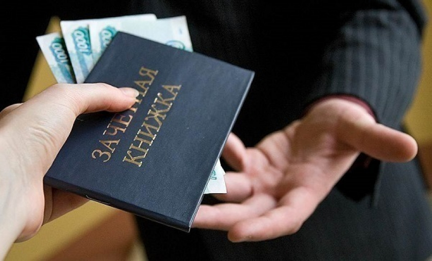 В Краснодаре преподаватель университета получил взятку от 12 студентов 