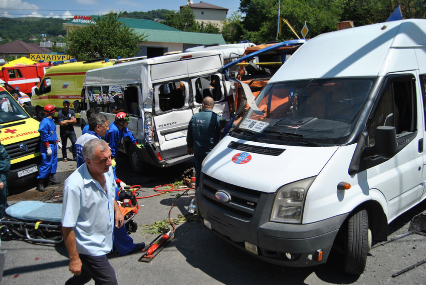 В Сочи КамАЗ протаранил три автобуса 