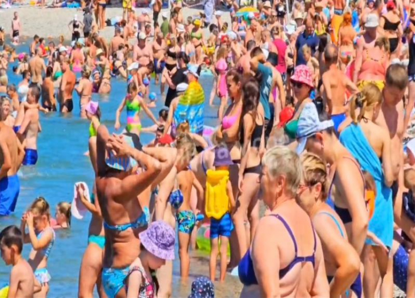 «Людей стало еще больше»: туристы заполонили пляж под Геленджиком 