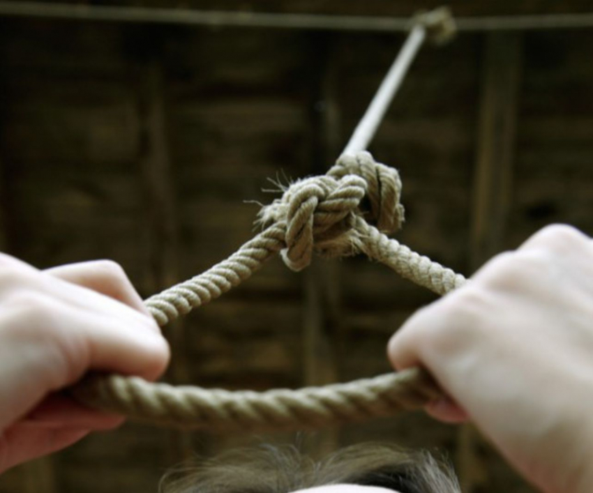 В Темрюкском районе на футбольном поле повесился подросток