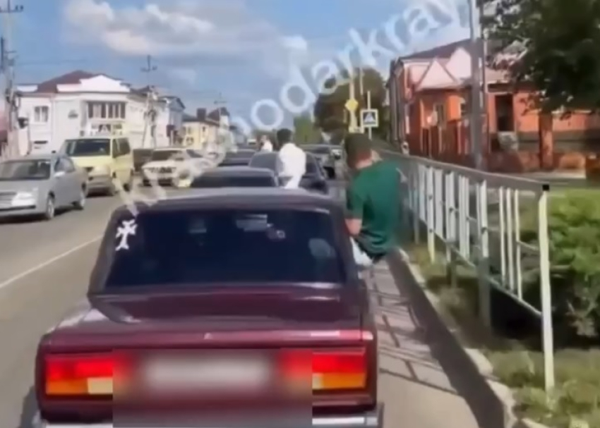 В городе Кубани свадебный кортеж наказали за «зигзаги» на дороге и высовывающихся из окон пассажиров