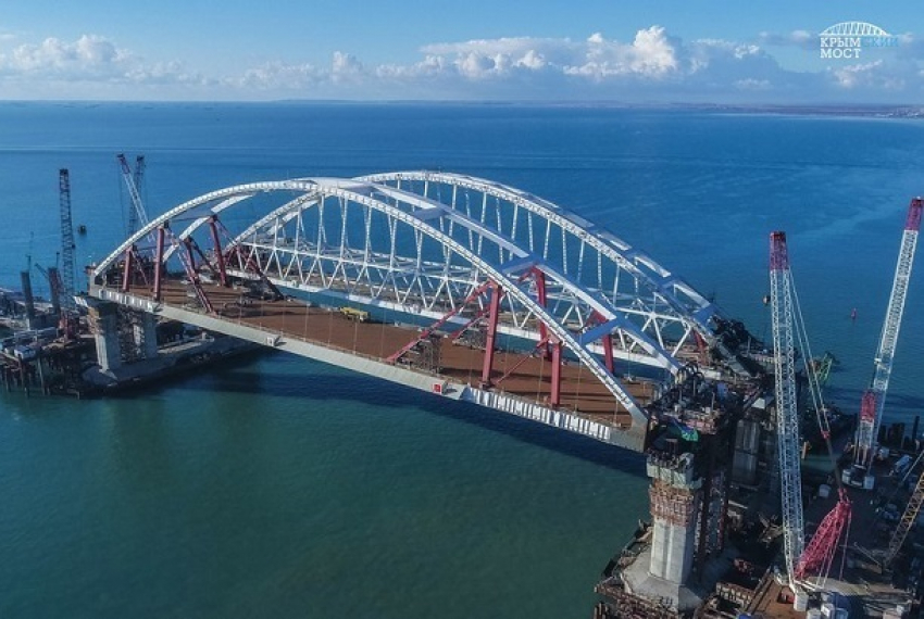 Автодорожную арку Крымского моста установили досрочно