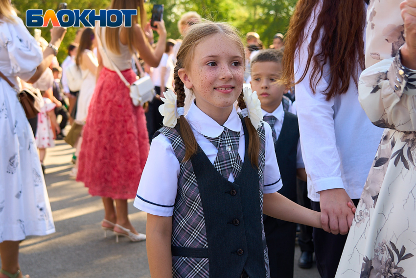 Первоклашки с огромными бантами и букетами встретили 1 сентября на линейке в Краснодаре