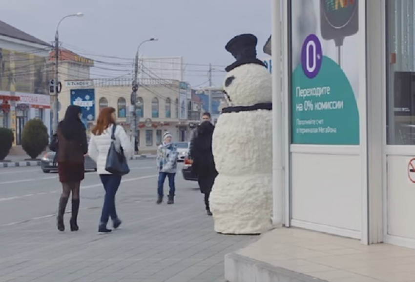 В Анапе страшный снеговик-хулиган напугал прохожих