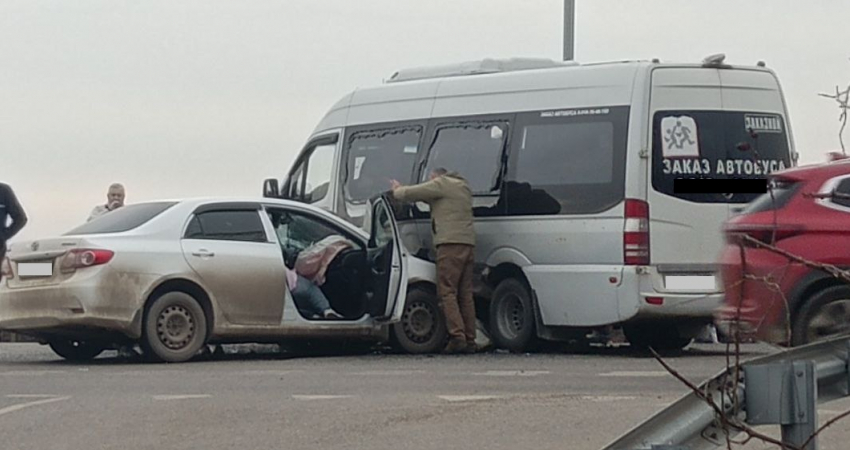 Три человека попали в больницу после ДТП с микроавтобусом в Краснодаре