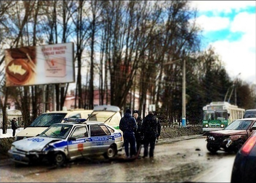 Сочинец на ВАЗе протаранил машины полиции и инкассаторов