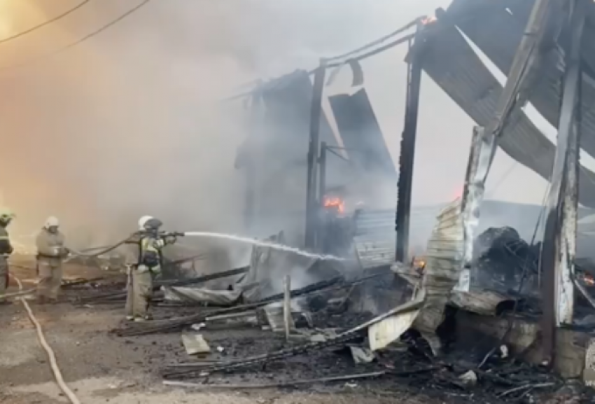 Появилось видео крупного пожара в «Светофоре» Краснодара
