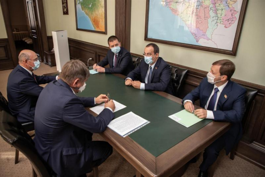 Спикер Заксобрания Кубани Юрий Бурлачко провел встречу с представителями рисоводства