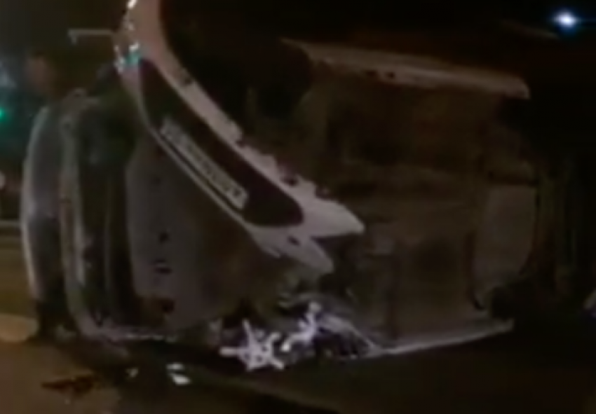 В Краснодаре уснувший за рулем с утра автомобилист врезался в столб