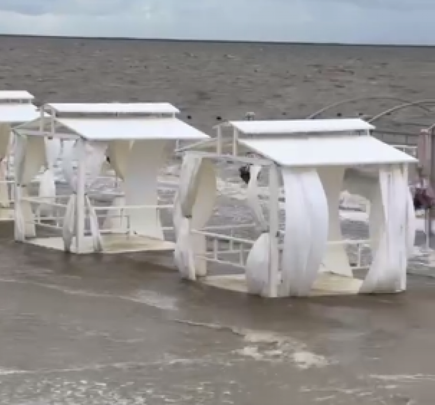 В Краснодарском крае затопило пляж на Азовском море: видео