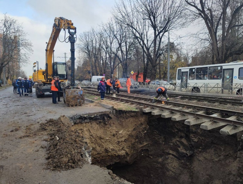 На месте провала грунта в Краснодаре убирают трамвайные рельсы