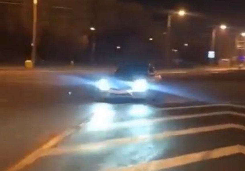 Полиция Краснодара ищет водителя Mercedes, устроившего дрифт на проезжей части 