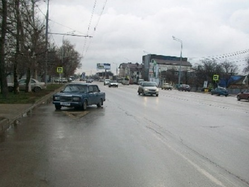 В Краснодаре под колеса машины попала 23-летняя девушка 