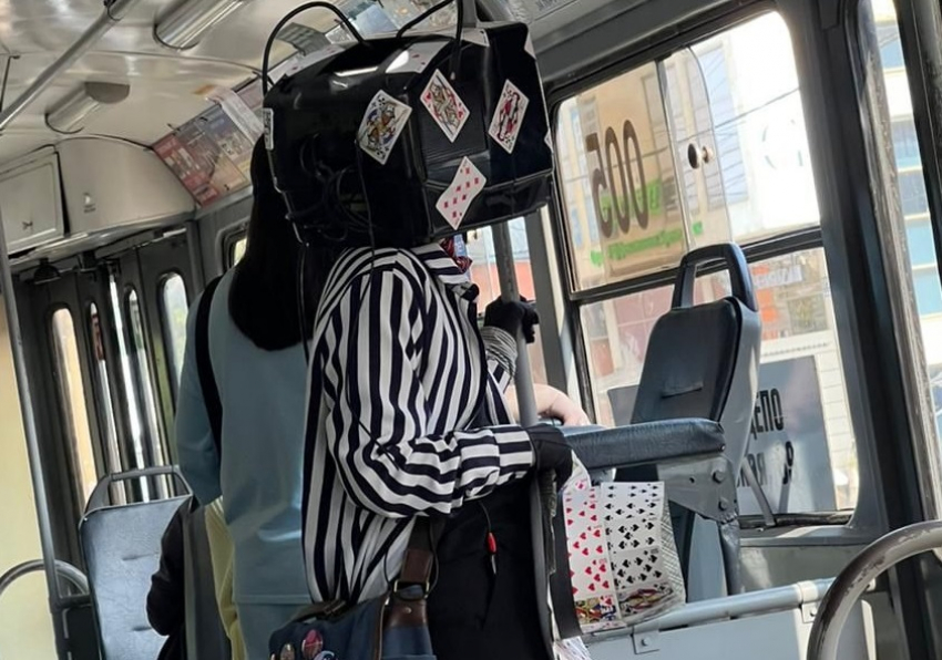 Шляпа из карт, перчатки и сумка на голове: в Краснодаре необычная пассажирка шокировала людей в трамвае