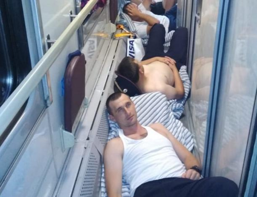 «Вот так вот МВД предоставляет места!»: стоя пришлось ехать полицейским из Сочи в поезде