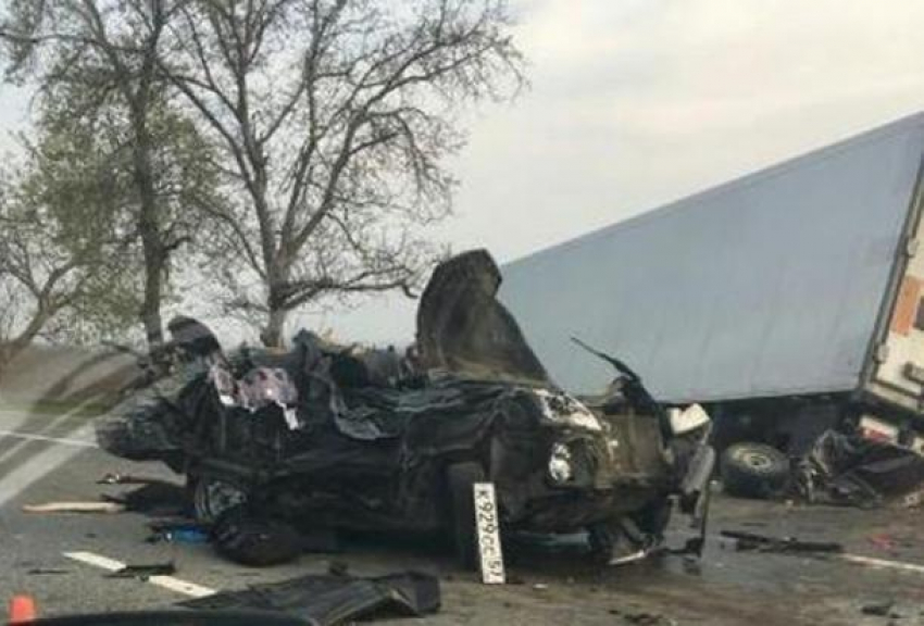 На Кубани фура «снесла» автомобили, остановившиеся перед другим ДТП