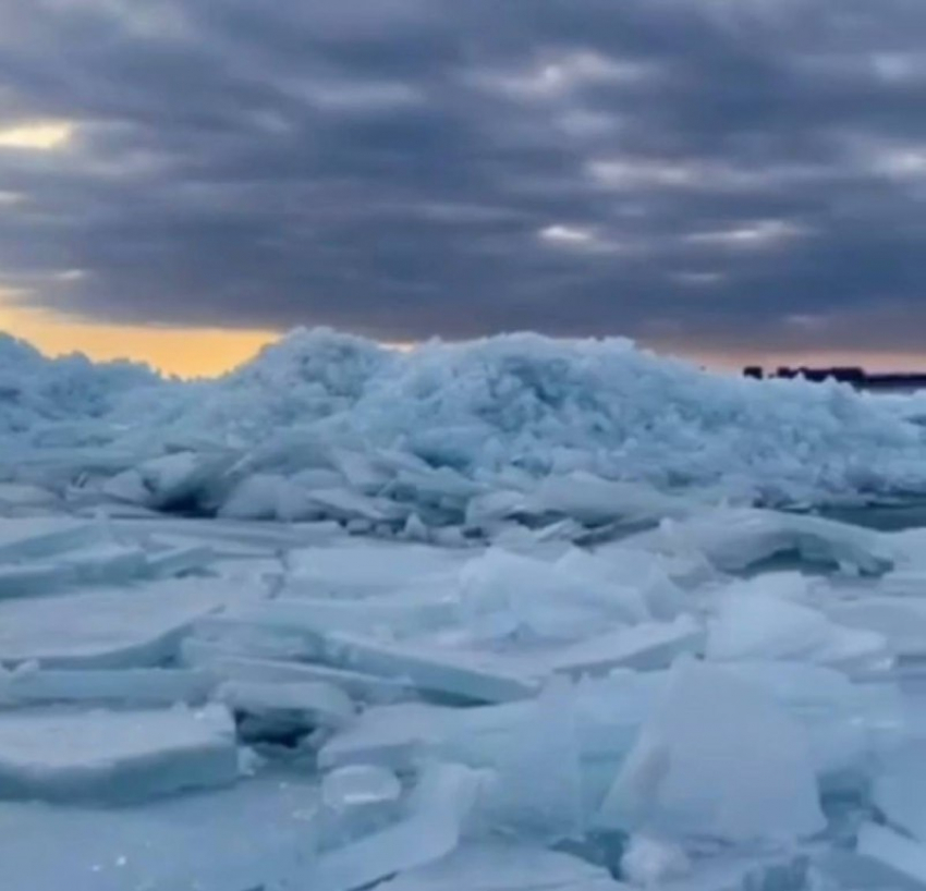 Гигантские глыбы льда на Краснодарском водохранилище попали на видео