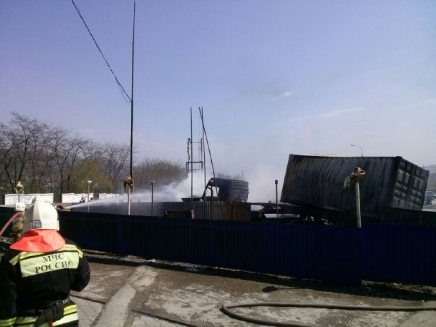  Пожар на АЗС под Новороссийском вспыхнул из-за столкновения грузовика с цистерной с газом 