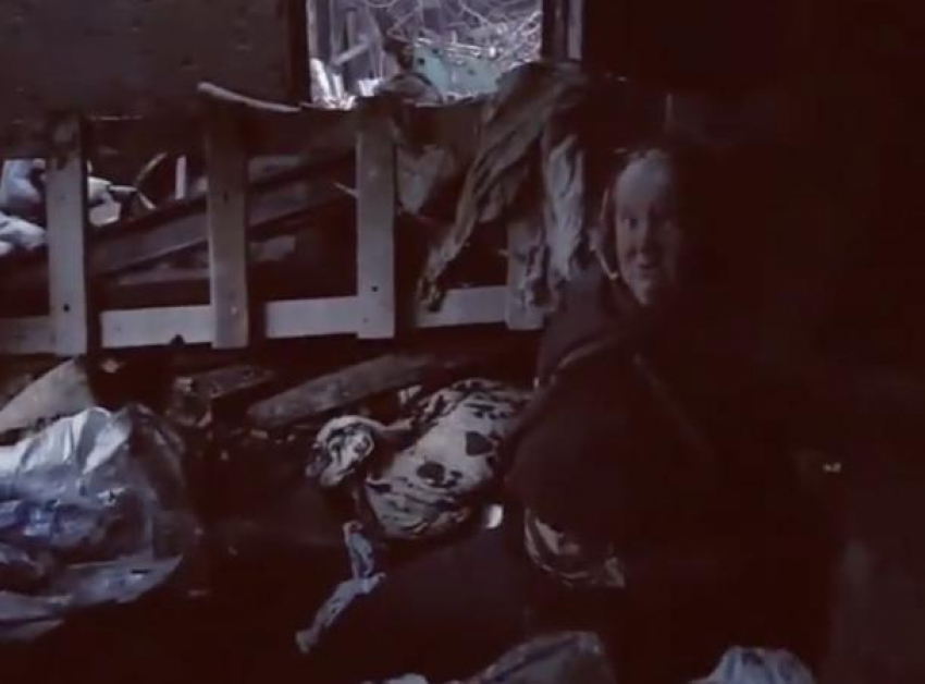 Потерявшей в пожаре дом и спящей в коробке на улице старушке призывают помочь волонтеры Краснодара 