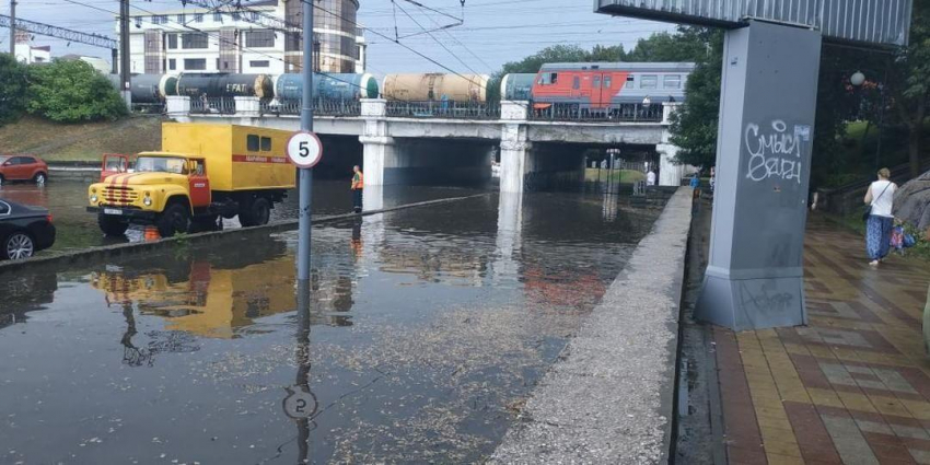 После продолжительного дождя проблемные места Краснодара вновь оказались под водой 