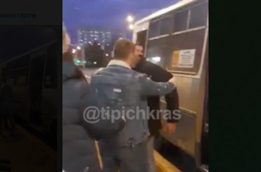 Пьяные пассажиры устроили потасовку с ножами в маршрутке Краснодара - видео