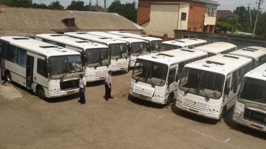  Депутатов совета Ейского района обвинили в порче автобусов и попытались не пустить на их осмотр 