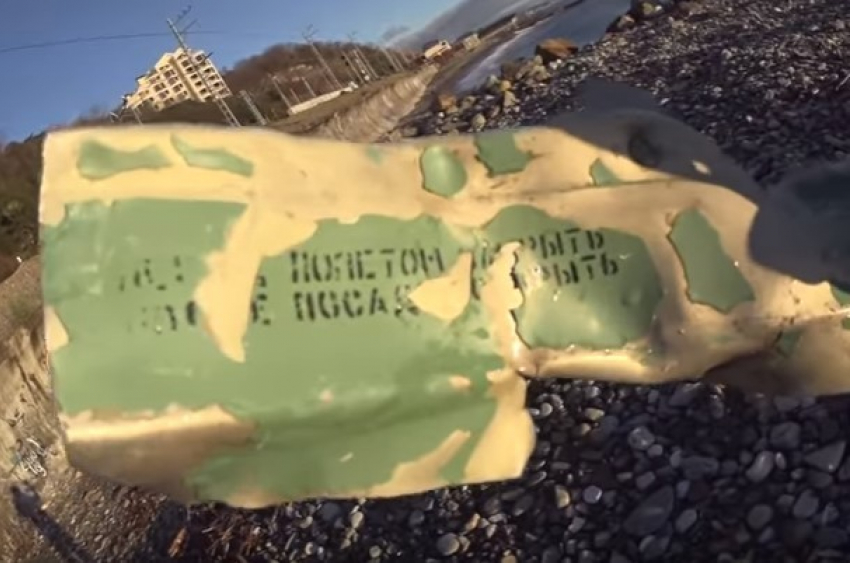 Обломок самолета нашел на берегу моря видеоблогер из Сочи