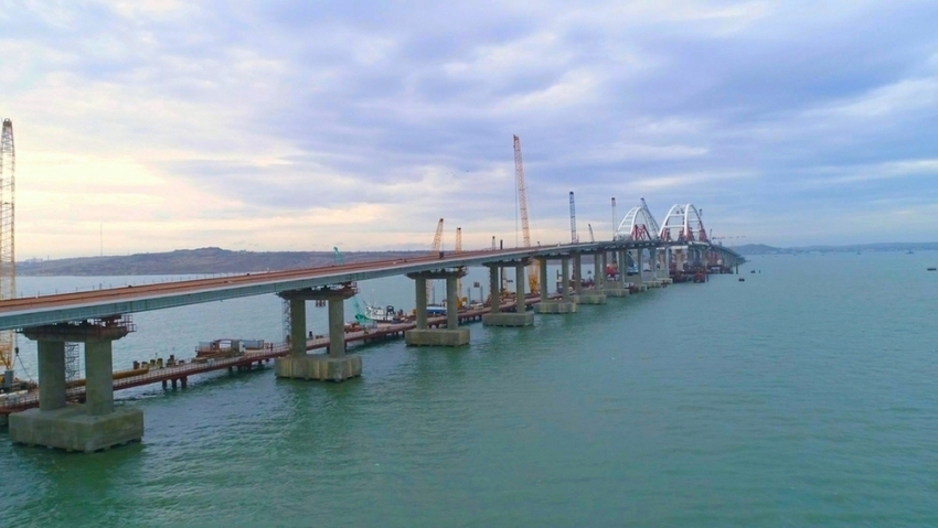 Крымский мост выдержал вес двух синих китов
