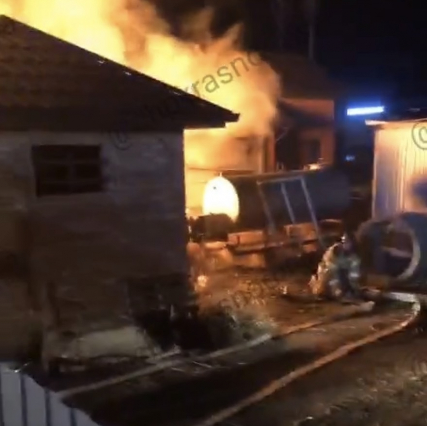 В Краснодаре из горящей бани эвакуировали пять человек: видео