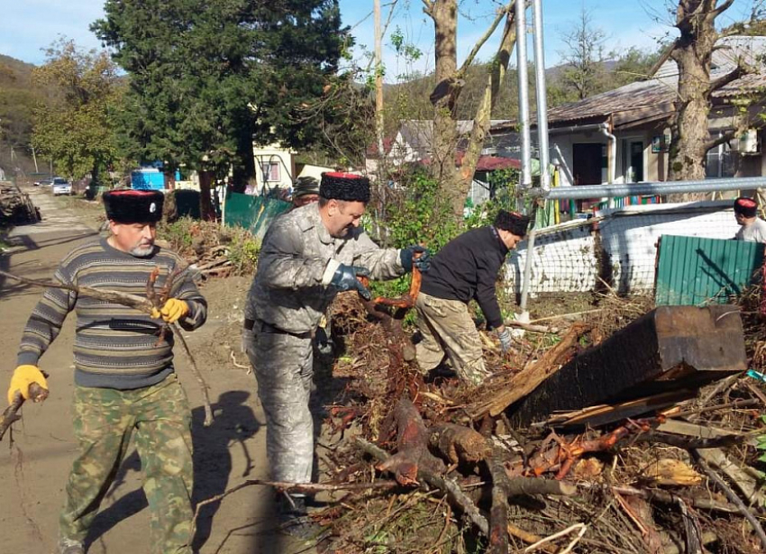 Сотни казаков присоединились к ликвидации разрушений на Кубани