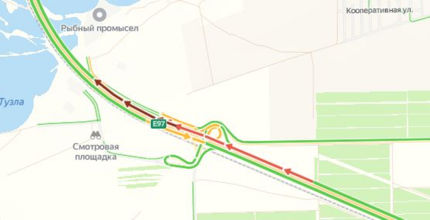 Трехкилометровая пробка образовалась у Крымского моста со стороны Краснодарского края