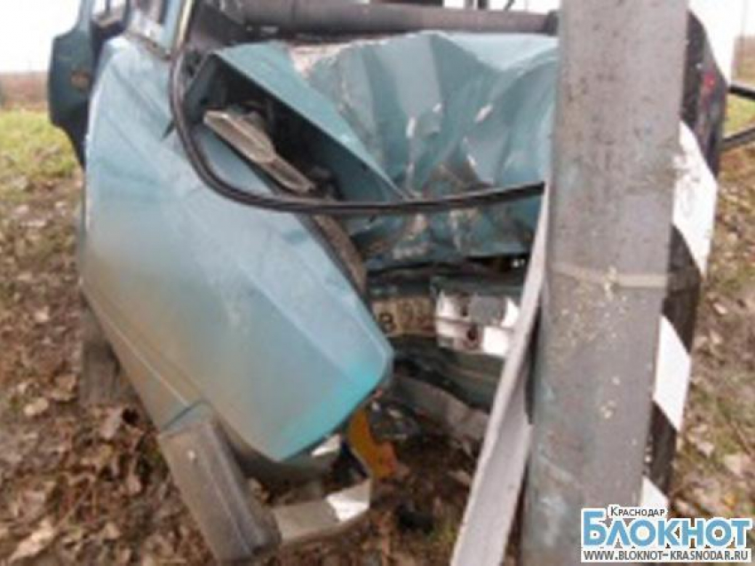 В Анапском районе автомобиль столкнулся с опорой линий электропередач
