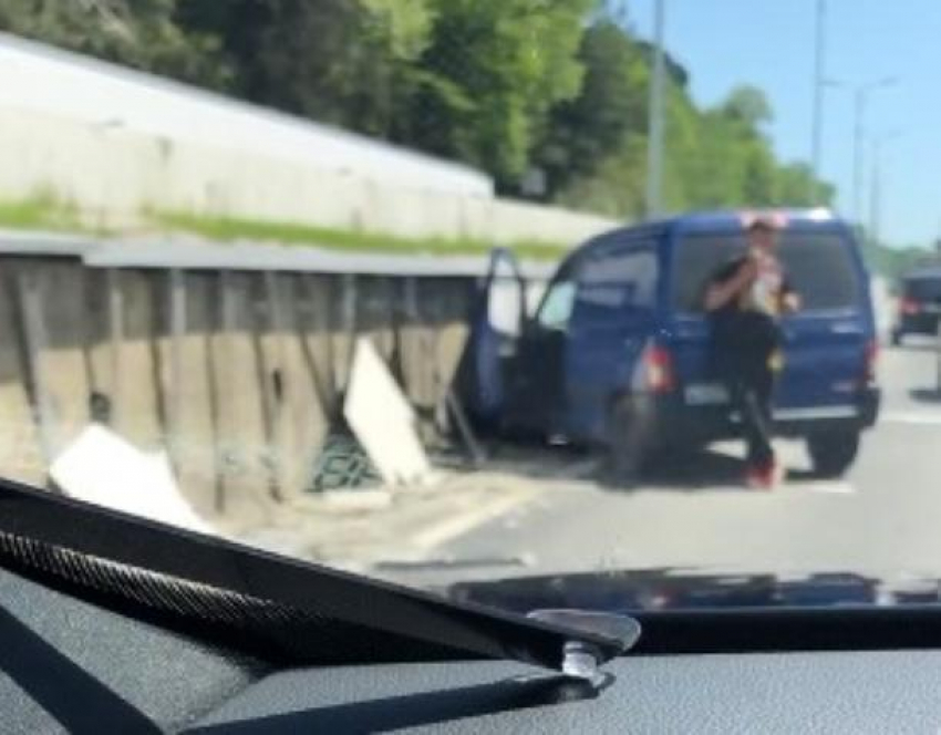 В Сочи уснувший за рулем водитель изуродовал новую подпорную стену
