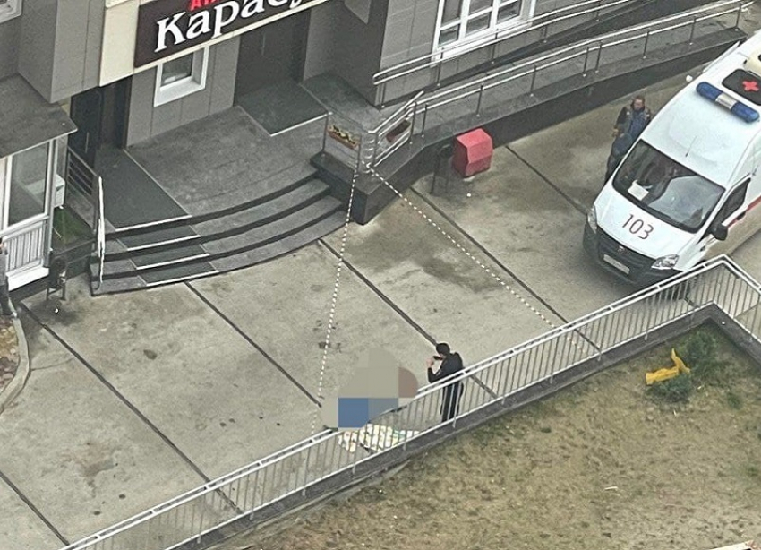 В Краснодаре 40-летняя женщина погибла при падении из многоэтажки