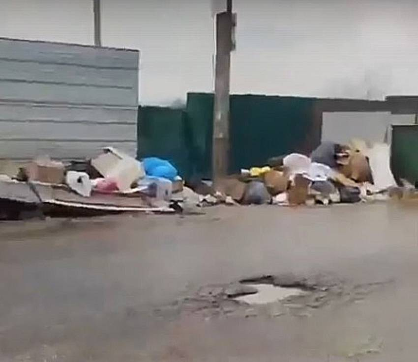 В Краснодаре на обочине дороги устроили стихийную свалку мусора