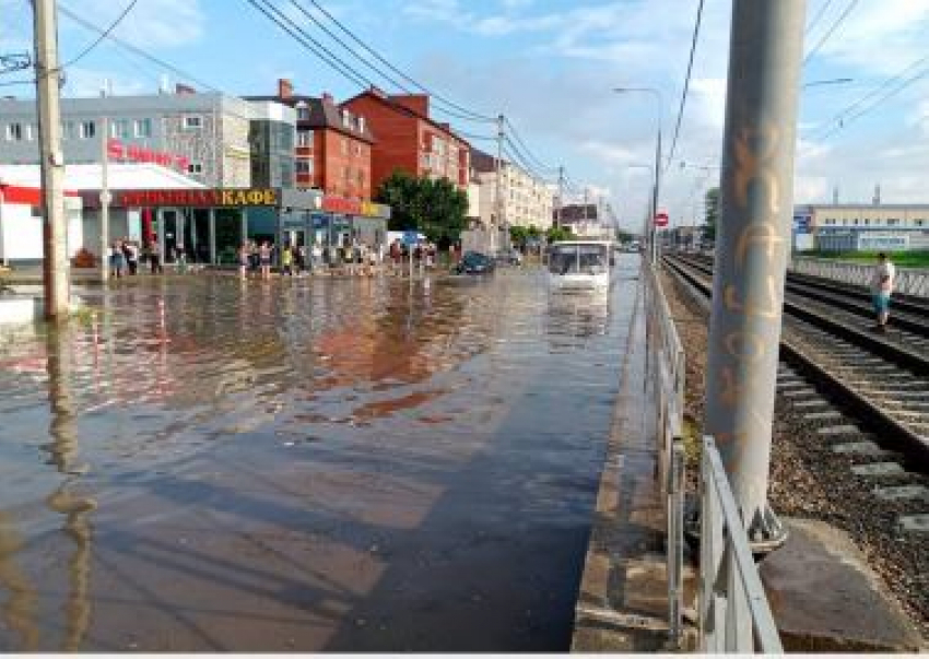 Ехать можно: в Краснодаре восстановили движение по затопленной Московской