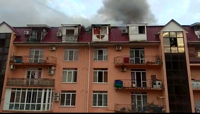  Из горящего дома в Сочи эвакуировали жильцов 