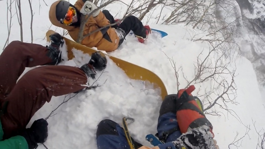 В горах Сочи сноубордистов спасли от смертельного схода лавины