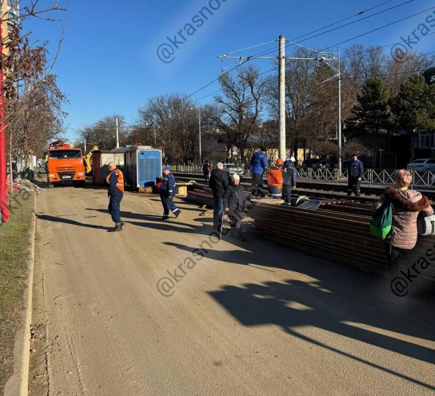 Из-за нового провала грунта в Краснодаре встали трамваи 