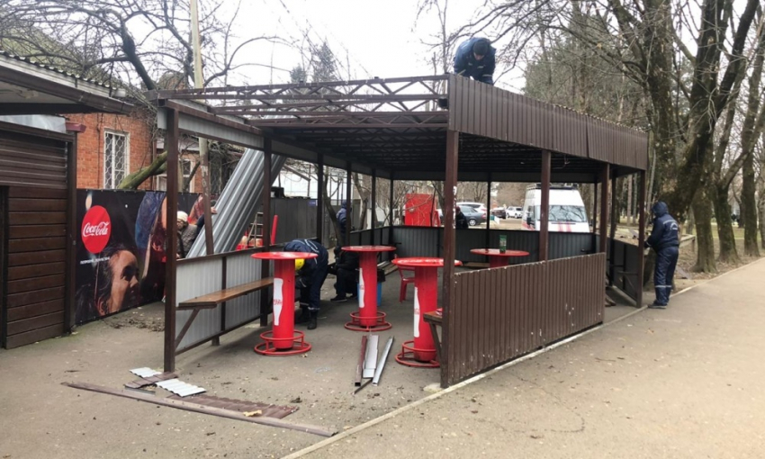 Студентов КубГАУ лишили уличных киосков с едой на вынос