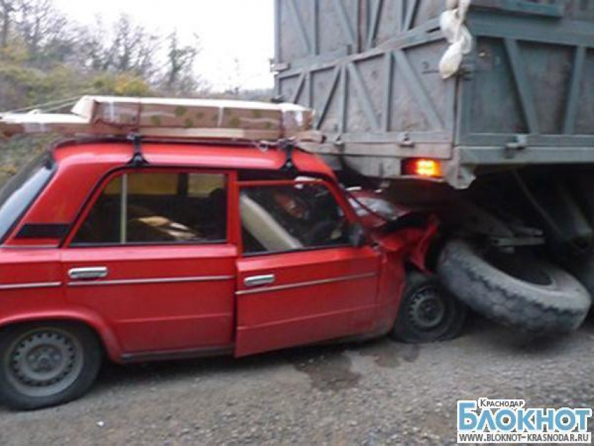В Туапсинском районе водитель шестерки скончался при столкновении с «КамАЗом»