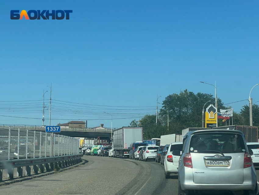 Авто попали в ДТП в огромной пробке на трассе М-4 «Дон» в Краснодаре
