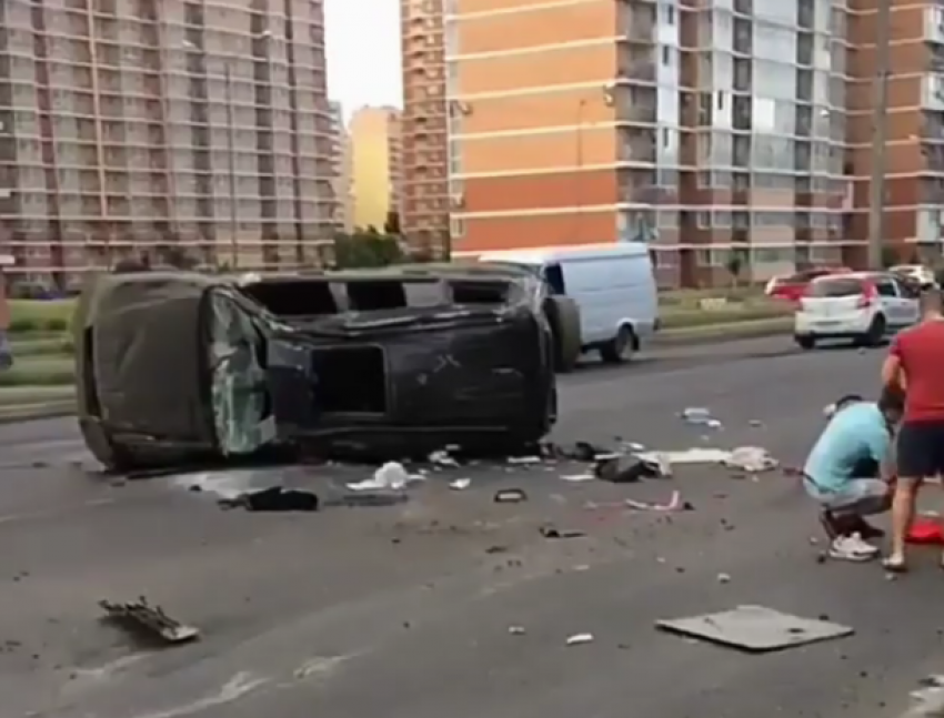  Молодые люди на внедорожнике перевернулись на Дзержинского в Краснодаре 