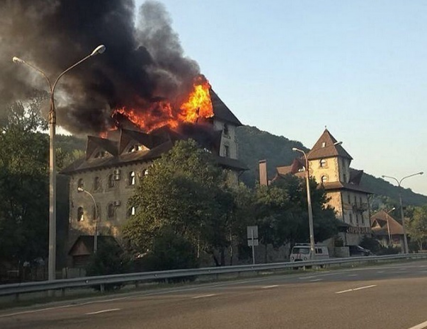 В Горячем Ключе загорелась гостиница
