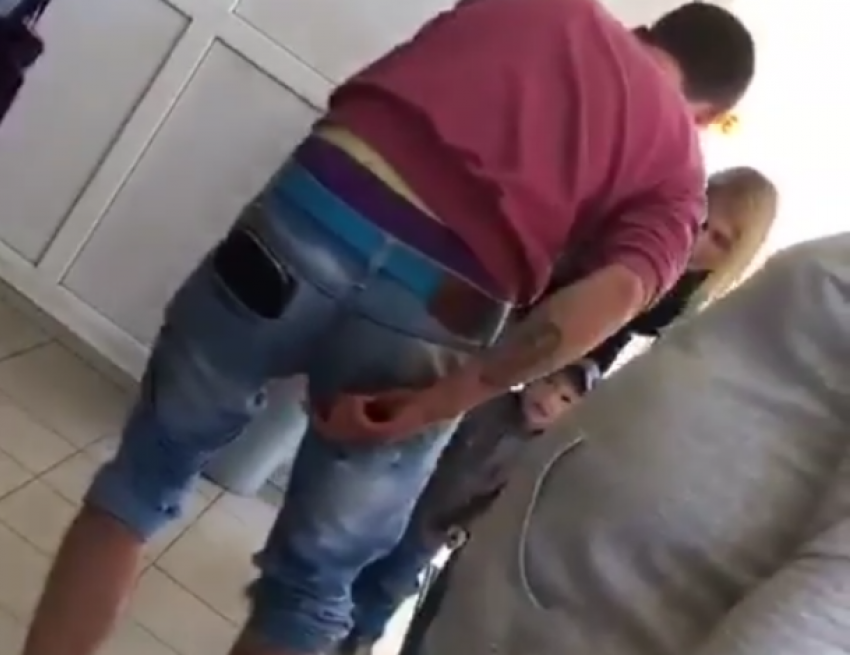 Видео с пьяным мужчиной, давшем ребенку пистолет, возмутило краснодарцев