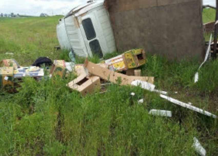 В Кореновском районе фургон съехал с дороги и перевернулся