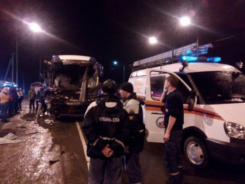 В Гулькевичском районе столкнулись пассажирский автобус и грузовик