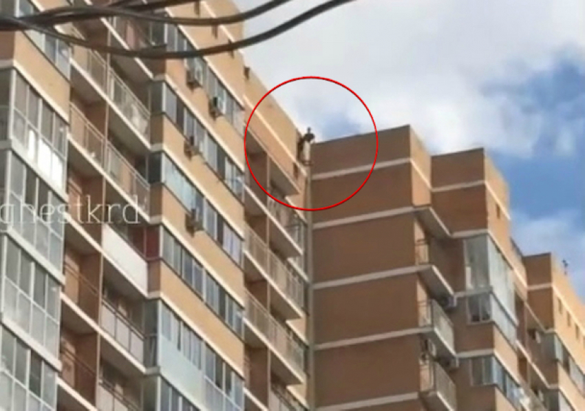 Подростков, висящих на крышах Краснодара, сняли на видео